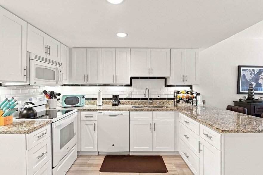 Building Photo - 15120 Ports of Iona Dr