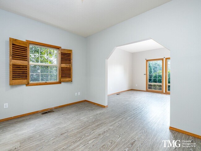 Building Photo - Grand 5+ Bedroom Home in Desirable Garden Home- Raleigh Hills Location with 2800 Sq Ft!