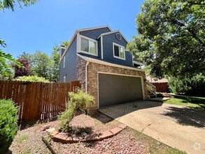 Building Photo - Stratford Lake 4-Level