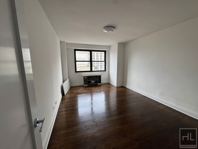 Building Photo - 145 E 16th St