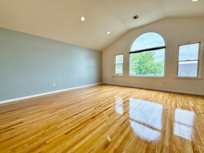 Building Photo - 318 Linden Ave
