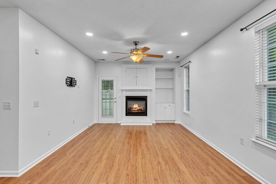 Building Photo - 5905 Echingham Dr