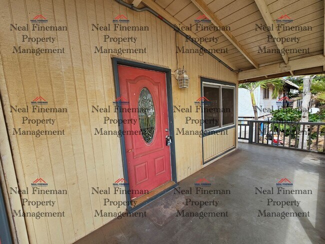 Building Photo - 3 Bed 1 Bath, Includes 2 Parking Stalls in...