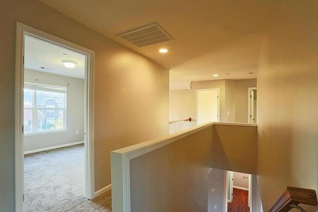 Building Photo - Family friendly home in highly sought afte...
