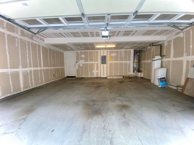 Building Photo - Beautiful 3-Bedroom Townhome in Private Ga...