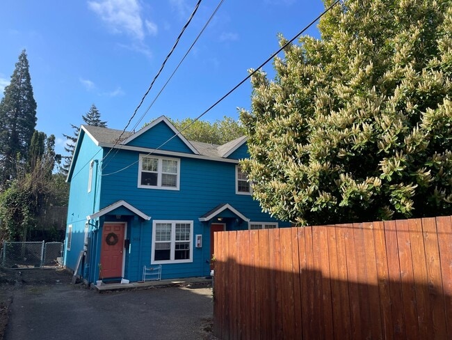 Building Photo - Townhouse, 1.5 bath, w/d in unit, private back patio, all dogs welcome!