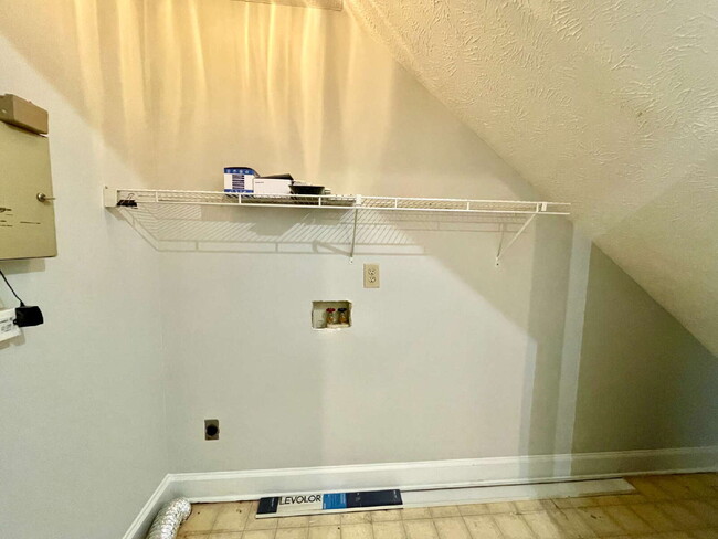 Building Photo - 3-Bed, 3-Bath Townhouse In Lands End