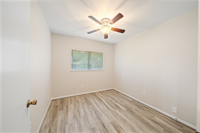 Building Photo - 2707 Foliage Green Dr