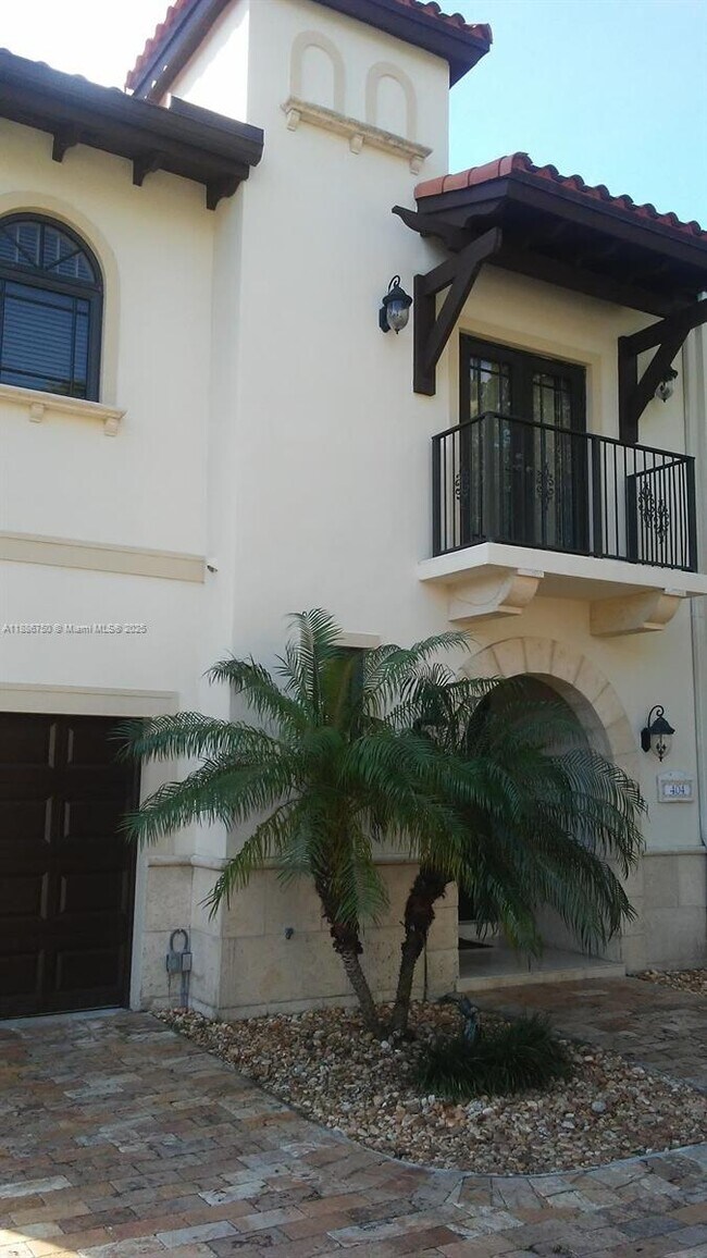 Building Photo - 404 Zamora Ave