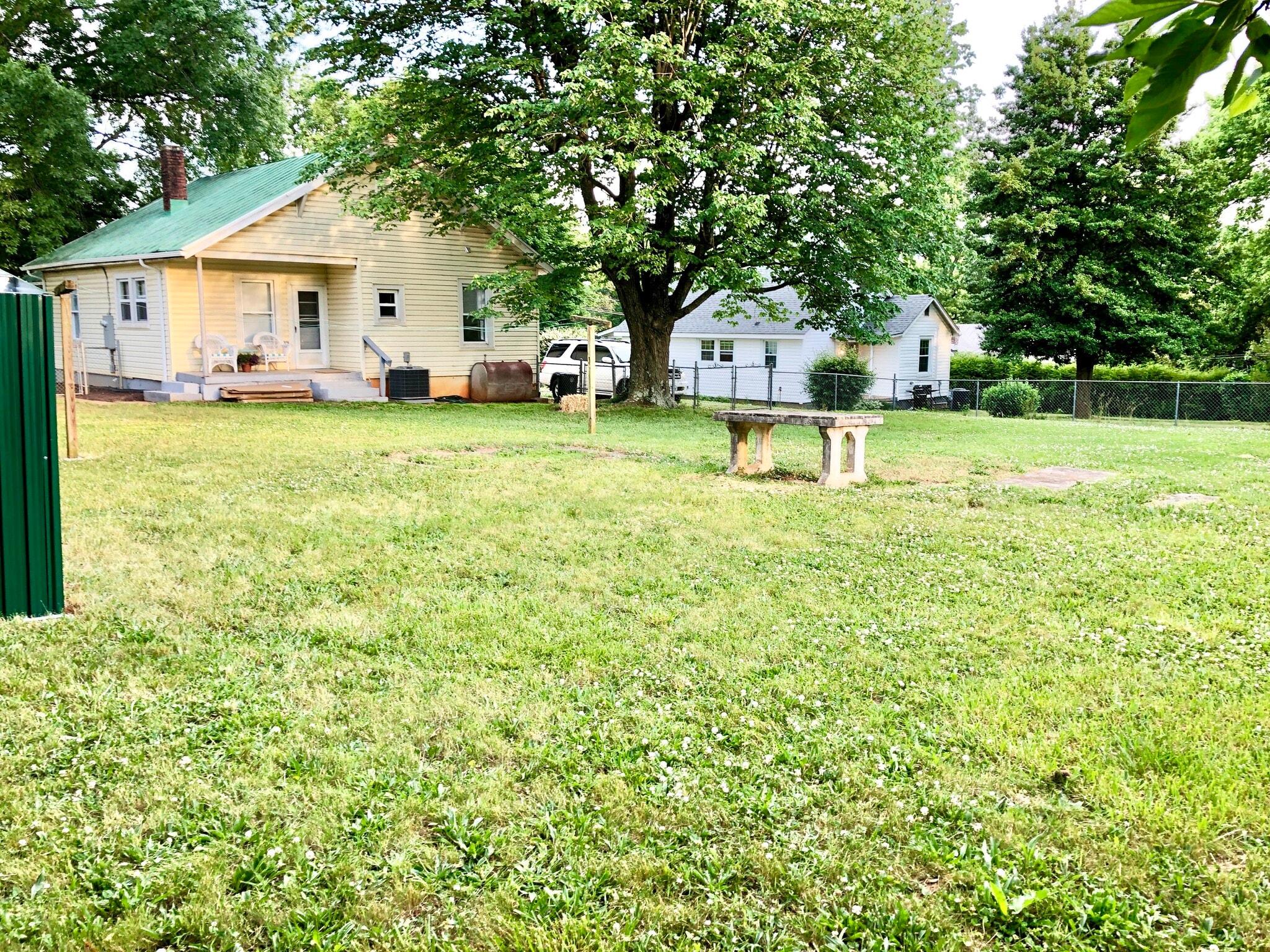 Large Backyard/Porch/Shed - 2205 Mayflower Dr