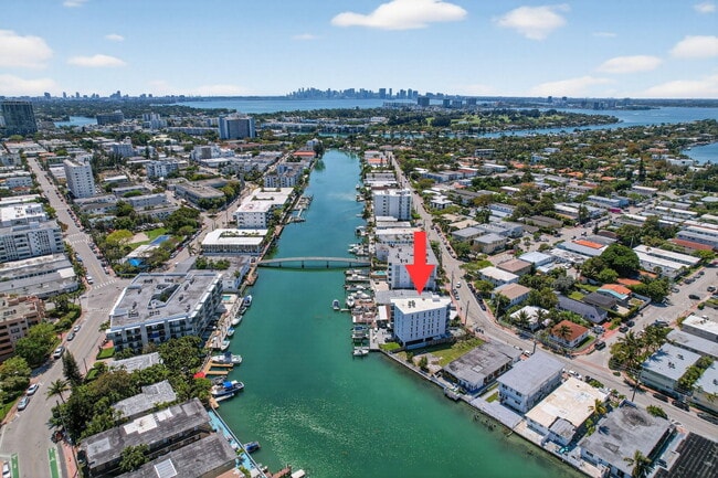 Building Photo - 8125 Crespi Blvd