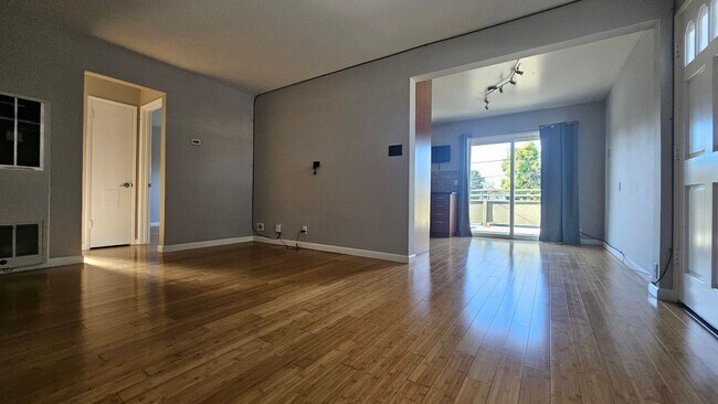 Building Photo - 376 E Washington Ave