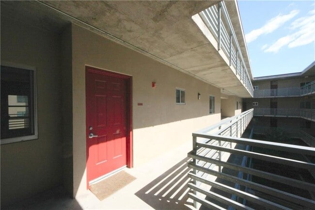 Building Photo - 711 W 26th St