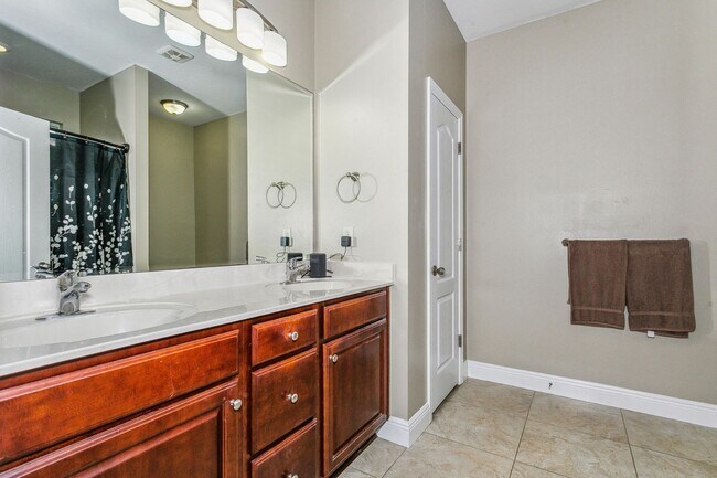 Building Photo - Four Bedroom with Outdoor Kitchen in Shalimar