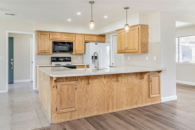 Building Photo - 25265 Carlsbad Ave