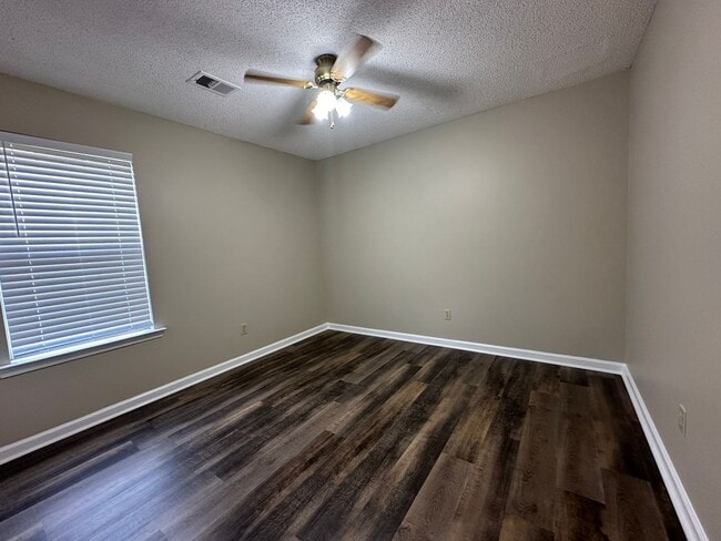Building Photo - Olive Branch/ Center Hill Area- 3BR/ 2BA AVAILABLE NOW! New Flooring and Freshly Painted!