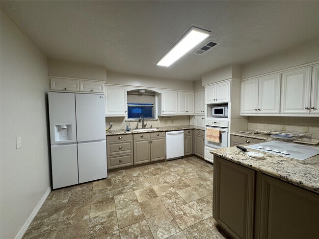 Building Photo - 2611 Prairie Ave