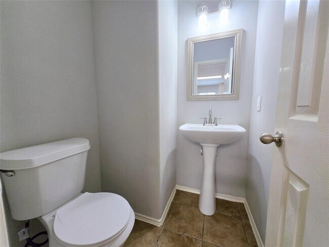 Building Photo - 1423 Stone Bluff Dr