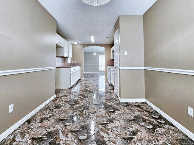 Building Photo - 16611 Creek Trail