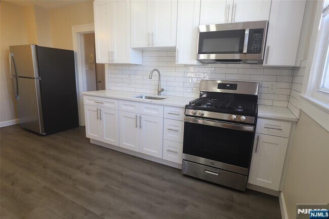 Building Photo - 549 2nd
