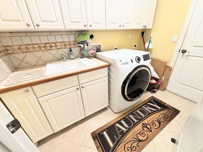 Building Photo - 885 SW Grand Reserves Blvd