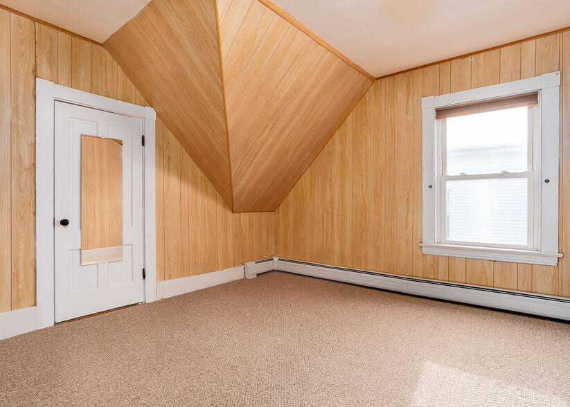 Building Photo - 18 College St