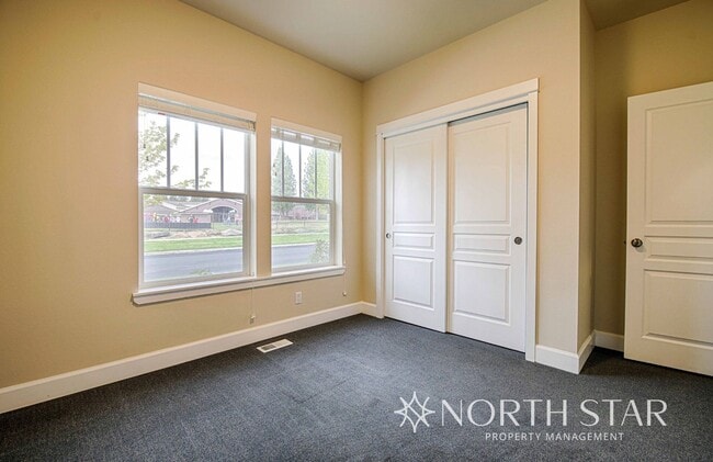 Building Photo - Stunning 3 bed/3 bath in Summit West