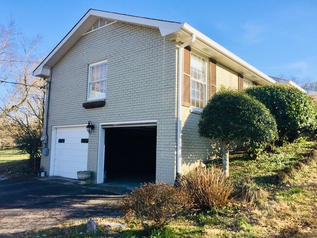 Building Photo - 810 Davis Dr