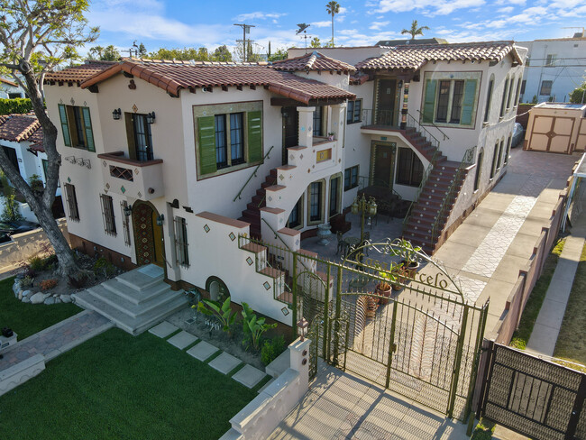 Shot of bldg and courtyard - 1557 S Genesee Ave