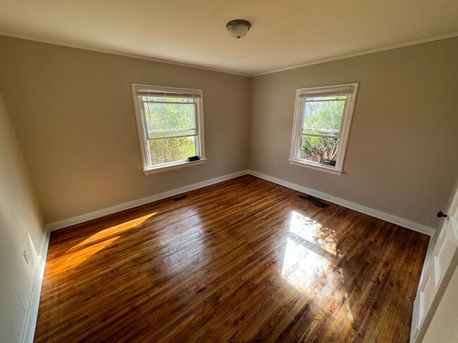 Building Photo - 3 Bedroom House in Fairview Circle