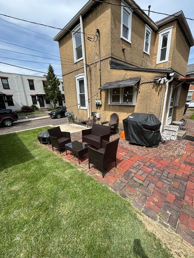 Building Photo - 513 S Lazelle St