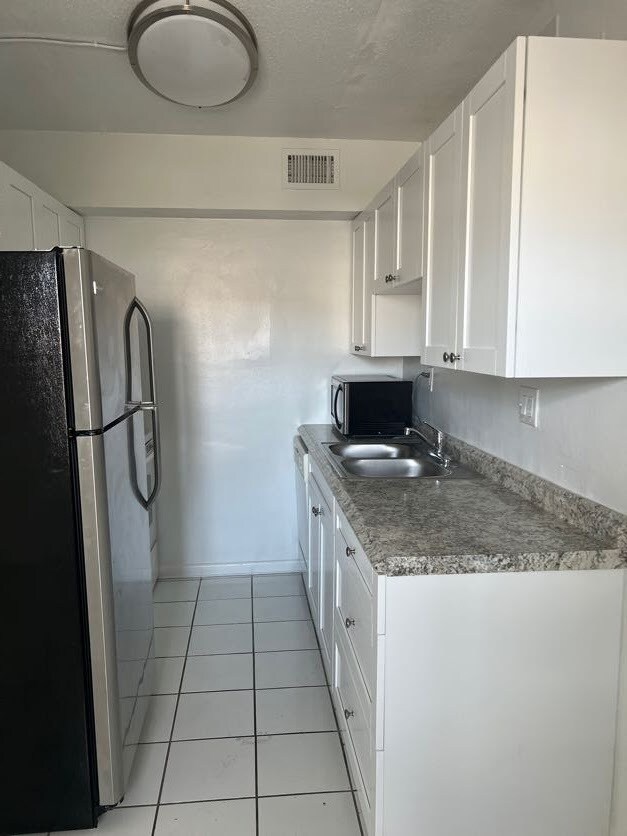 Building Photo - 374 Sunshine Dr