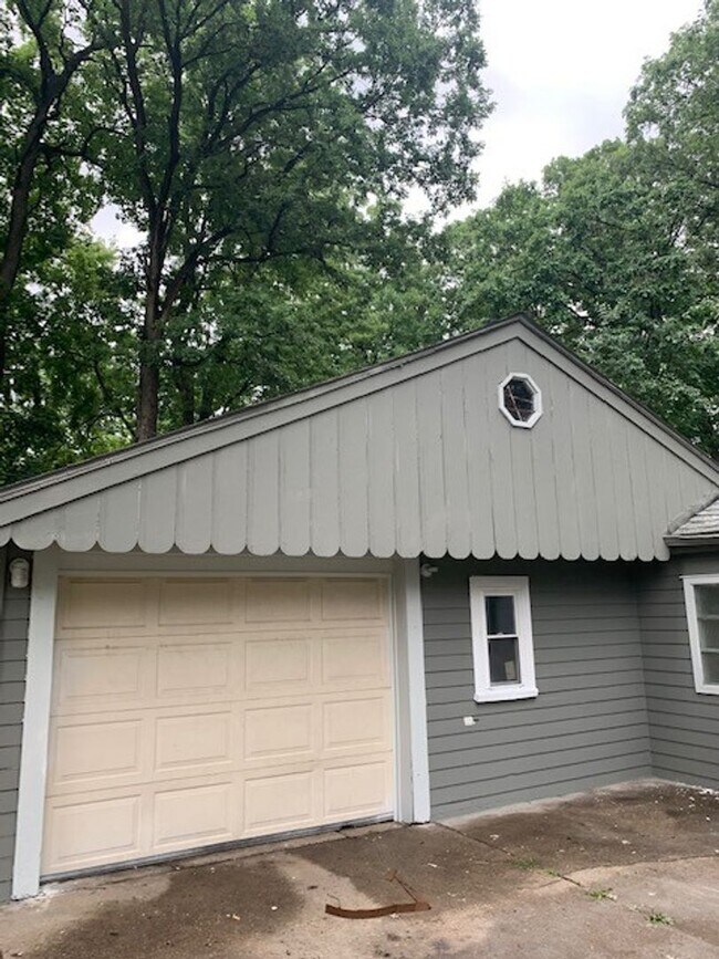 Building Photo - Spacious 4 Bed / 2 Bath Home with Large Ba...