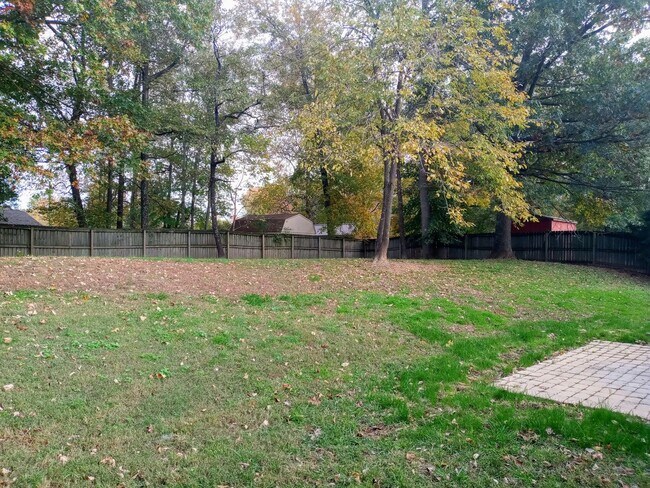 Building Photo - 407 Roselawn Dr