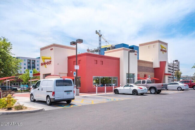 Building Photo - 945 E Playa Del Norte Dr