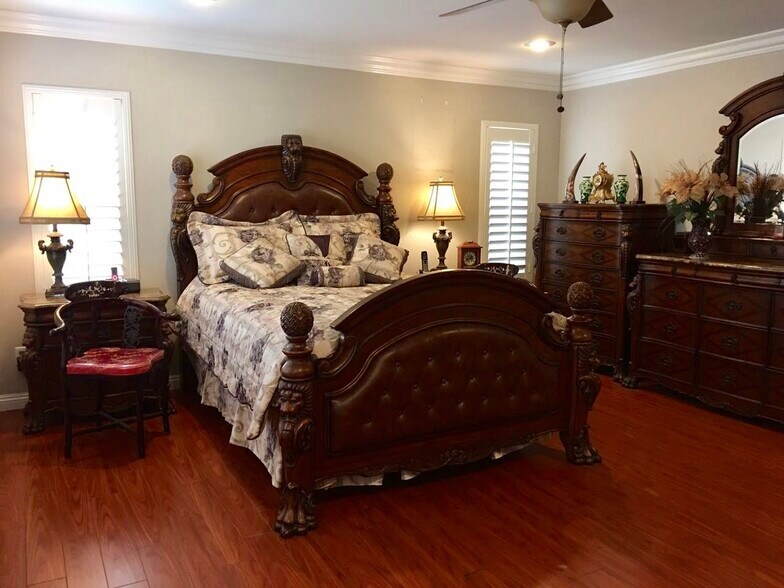 spacius main bedroom - 14575 Baylor Ave