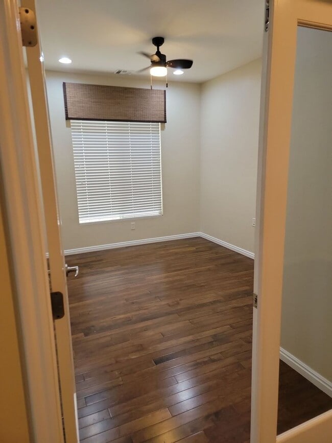 Building Photo - Single-Level Home with 2 Bedrooms & Den in...