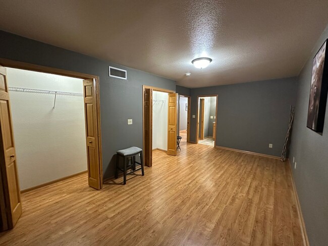 Building Photo - 3 Bed, 2 Bath Condo for Rent in Evansdale, Ia