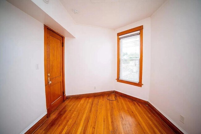 Building Photo - Humboldt Park Apartment