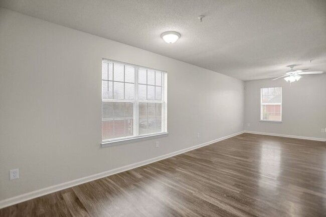 Building Photo - LEASING NOW!! Renovated 1 Bed, 1 Bath Town...