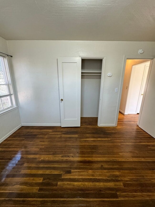 Building Photo - 915 Division St