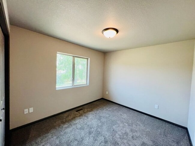 Building Photo - ~ APPLICATIONS PENDING ~ NEWER 4 Bedroom, ...