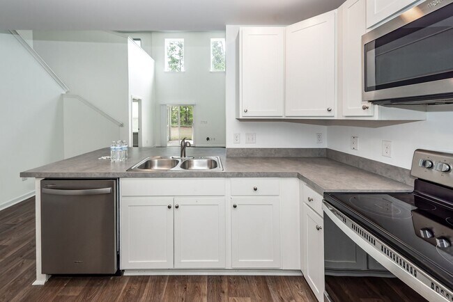 Building Photo - 3 Bedroom, 2.5 Bathroom Townhome in Cane Bay - Summerville