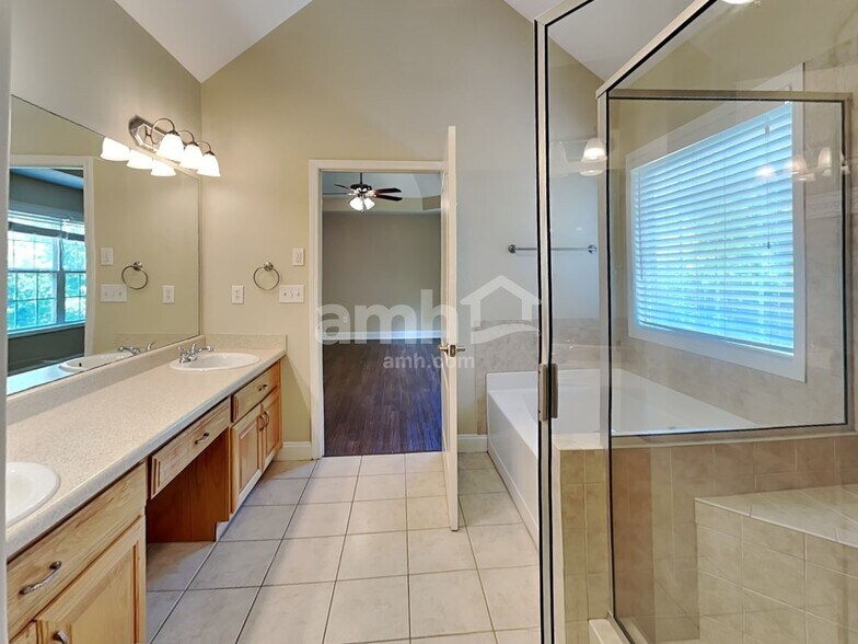 Building Photo - 712 Gatwick Ct