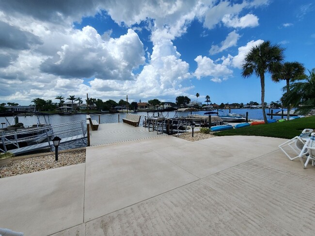 Building Photo - Beachside retreat!!