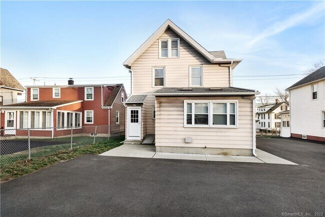 Building Photo - 132 Hemingway Ave