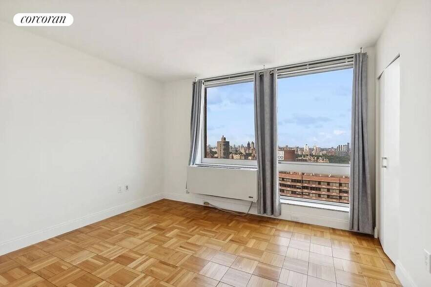 Building Photo - 215 E 96th St