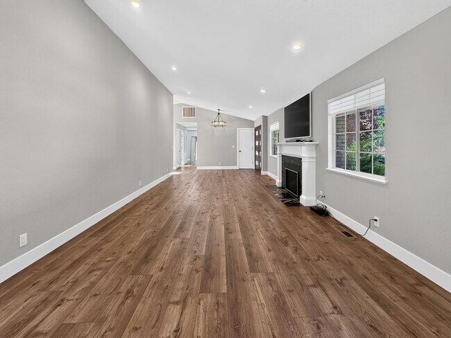 Building Photo - Gorgeous 4 Bedroom PLUS Spacious Bonus Room with Pool in Desired Alamo Neighborhood Available Now!
