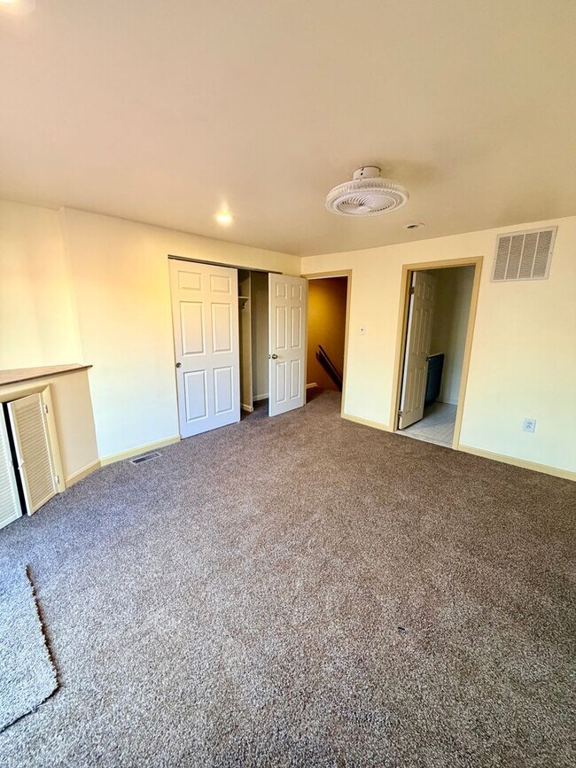 Building Photo - 3 bed 2.5 bath in Port Richmond with Garag...