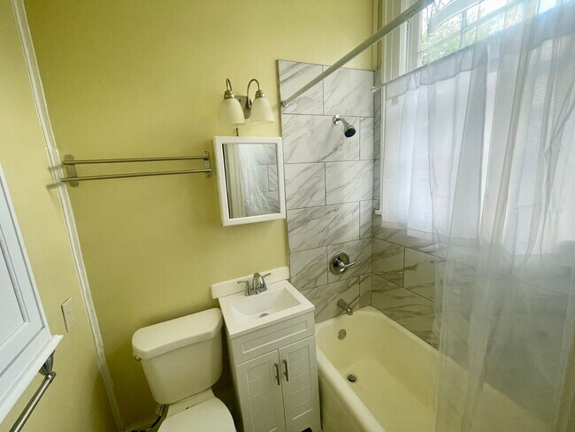 Building Photo - 828 N Jefferson St